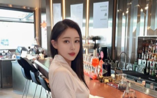 后来车窗起了雾，我竟不知该写谁的名字